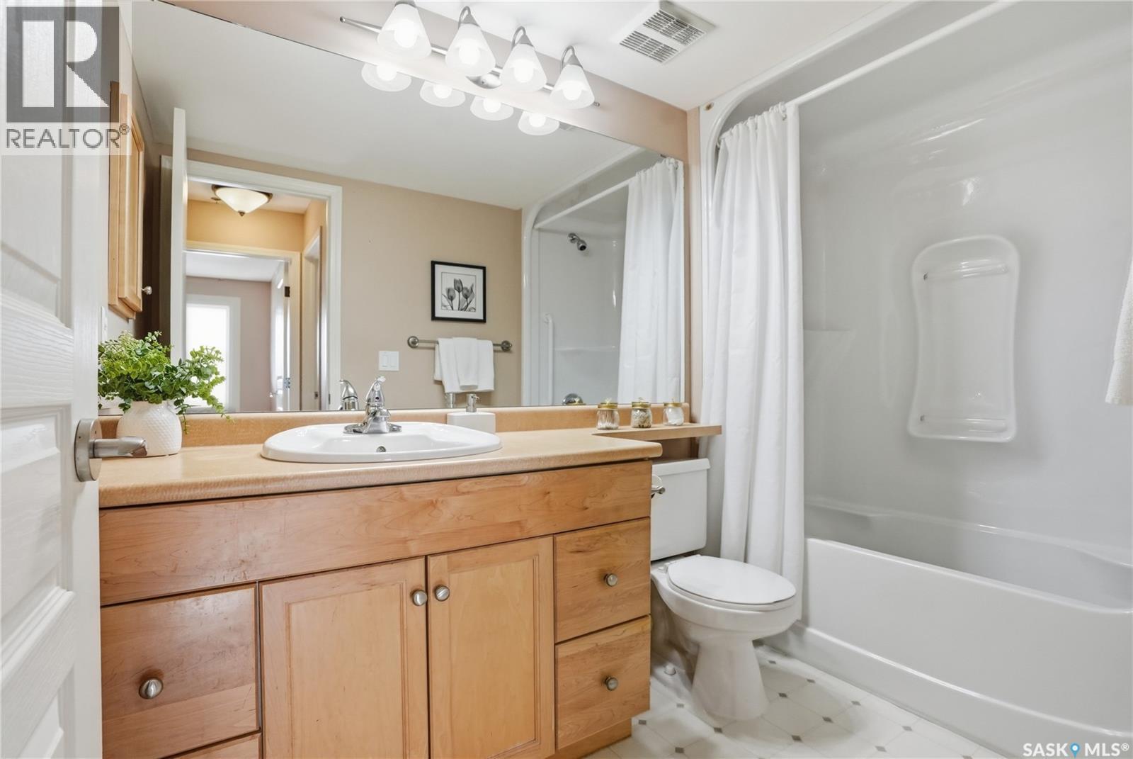 102 2213 Adelaide Street E, Saskatoon, SK - Indoor Photo Showing Bathroom