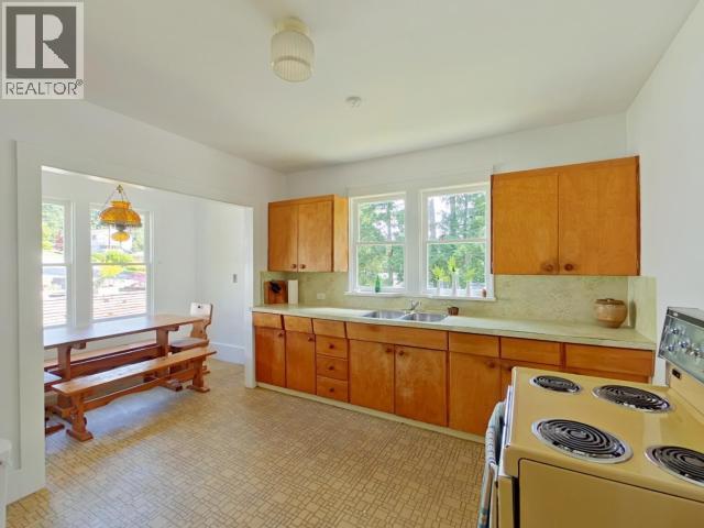 6237 Lund, Powell River, BC - Indoor Photo Showing Kitchen With Double Sink