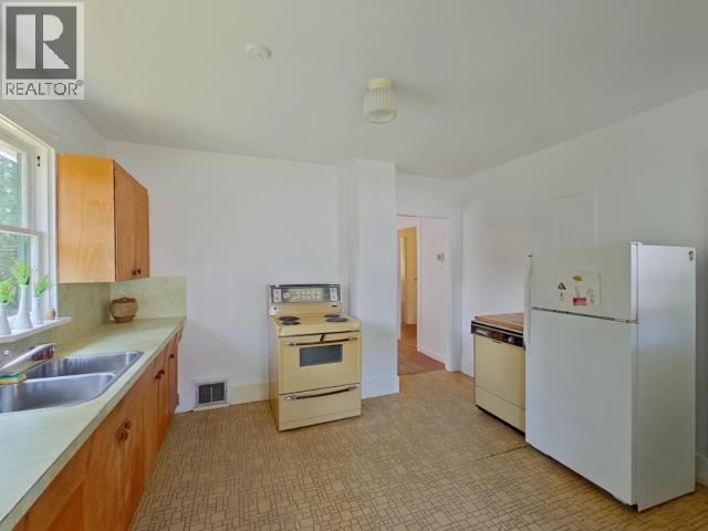 6237 Lund, Powell River, BC - Indoor Photo Showing Kitchen With Double Sink