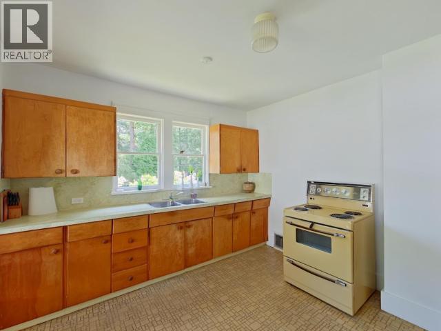 6237 Lund, Powell River, BC - Indoor Photo Showing Kitchen With Double Sink