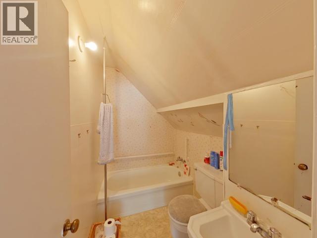 6237 Lund, Powell River, BC - Indoor Photo Showing Bathroom