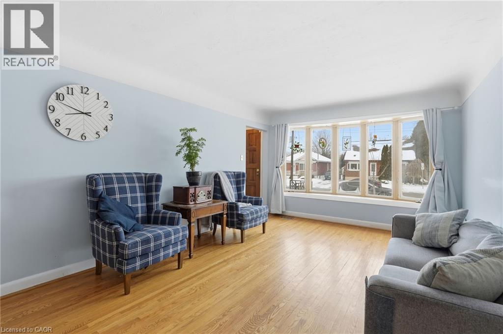 940 Brucedale Avenue E, Hamilton, ON - Indoor Photo Showing Living Room