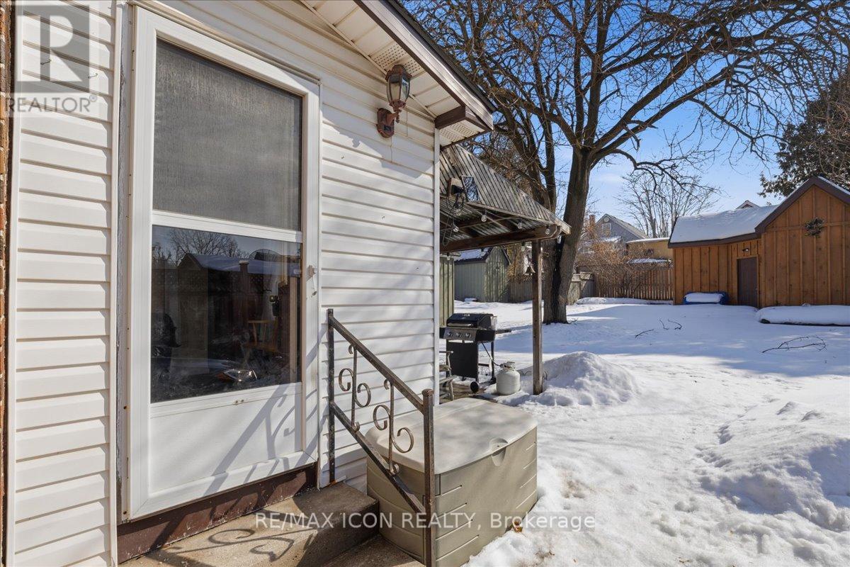 547 Wellington Street N, Kitchener, ON - Outdoor With Exterior