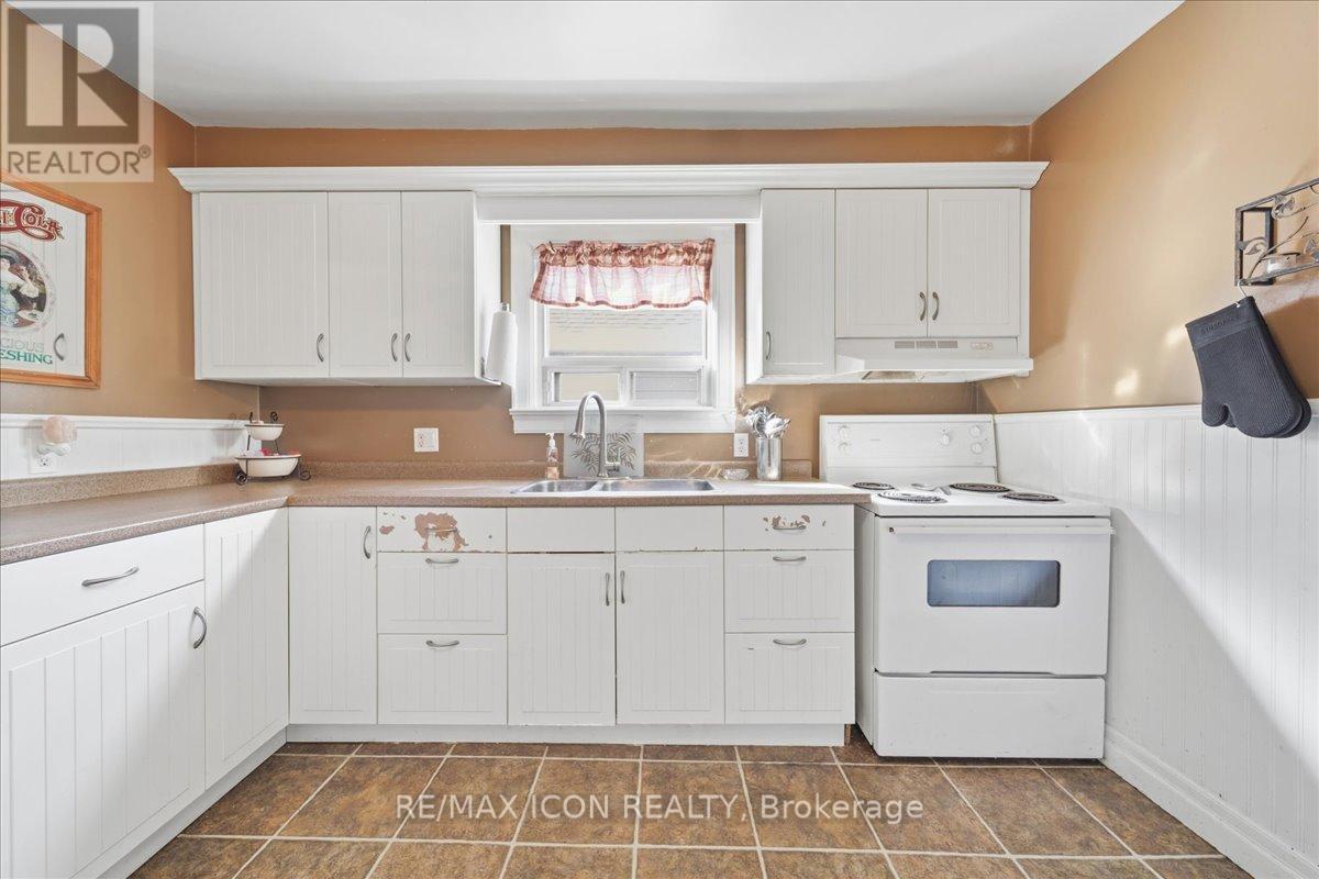 547 Wellington Street N, Kitchener, ON - Indoor Photo Showing Kitchen With Double Sink