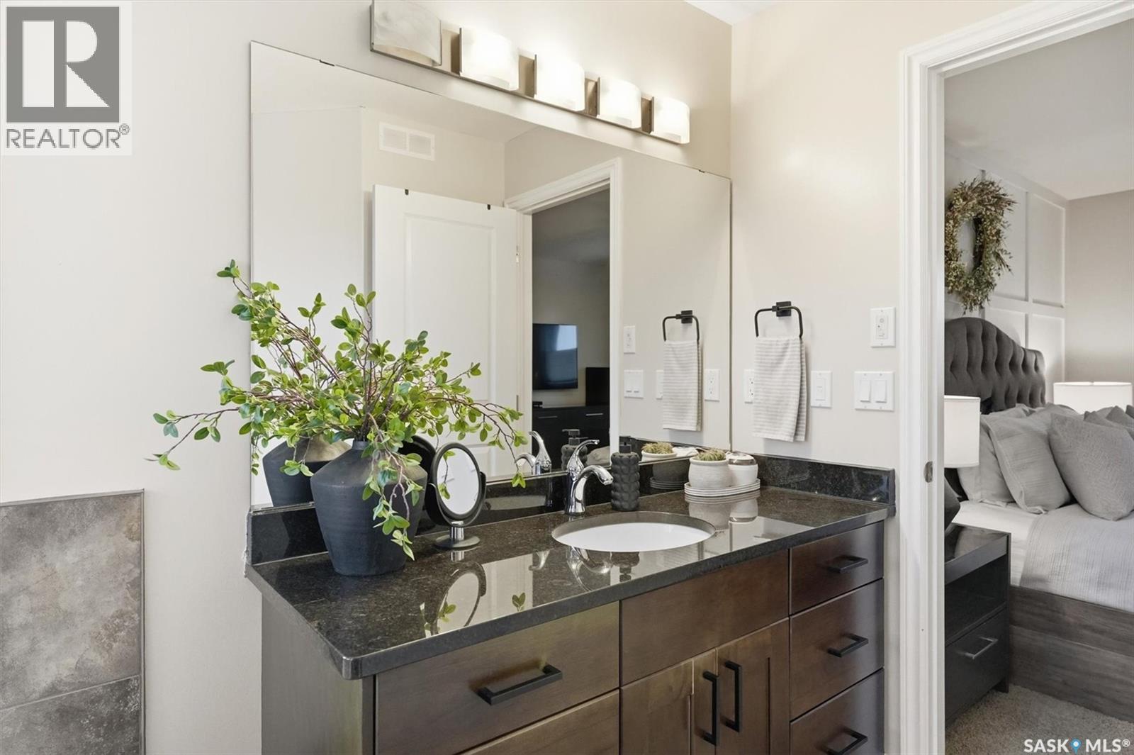 1015 Muzyka Road, Saskatoon, SK - Indoor Photo Showing Bathroom