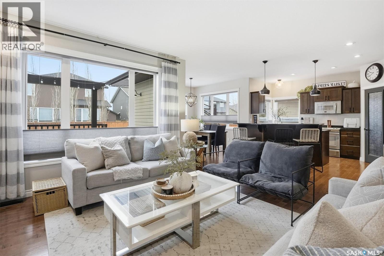 1015 Muzyka Road, Saskatoon, SK - Indoor Photo Showing Living Room