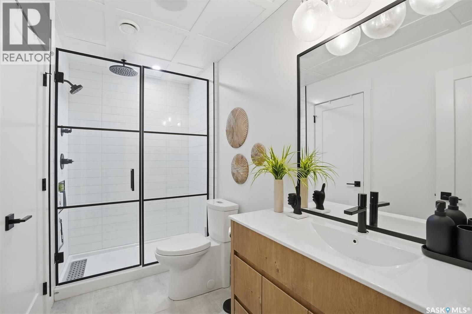 1015 Muzyka Road, Saskatoon, SK - Indoor Photo Showing Bathroom