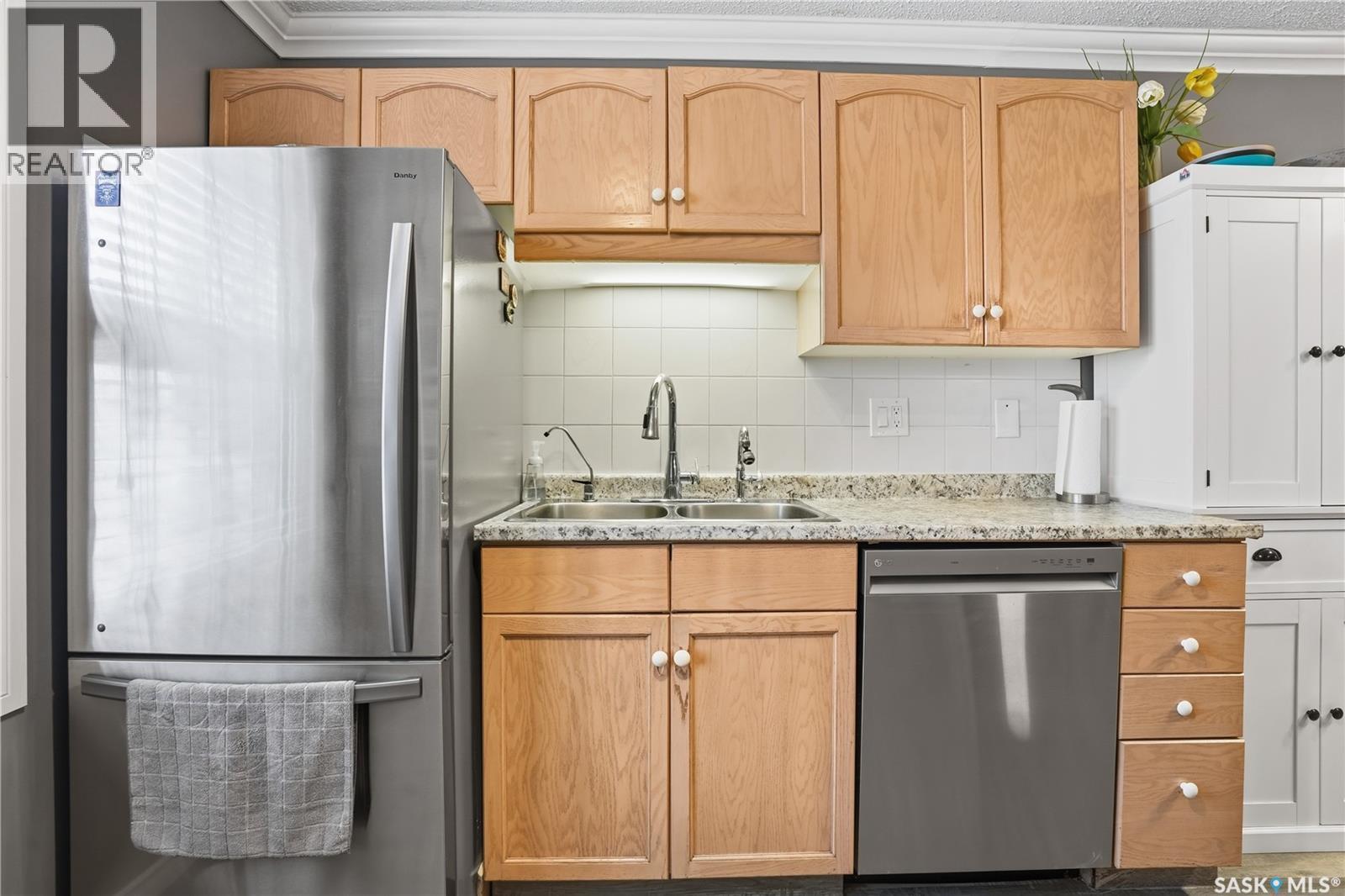 83 Carter Crescent, Regina, SK - Indoor Photo Showing Kitchen With Double Sink