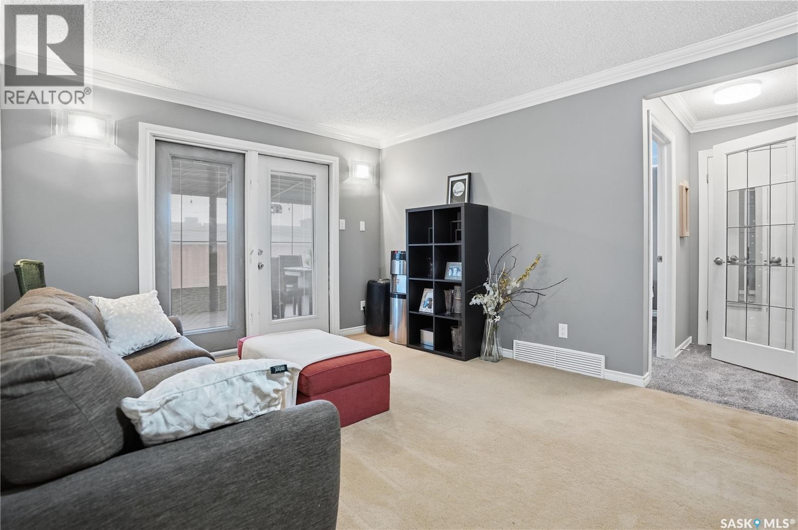 83 Carter Crescent, Regina, SK - Indoor Photo Showing Living Room