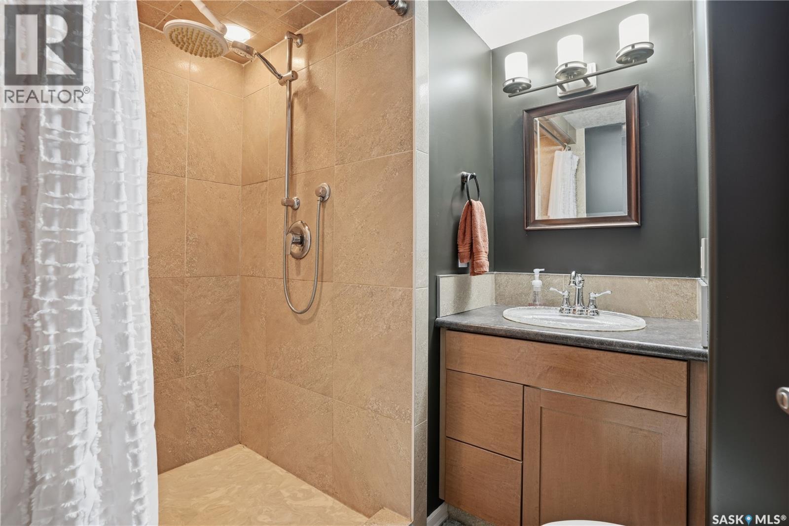 83 Carter Crescent, Regina, SK - Indoor Photo Showing Bathroom