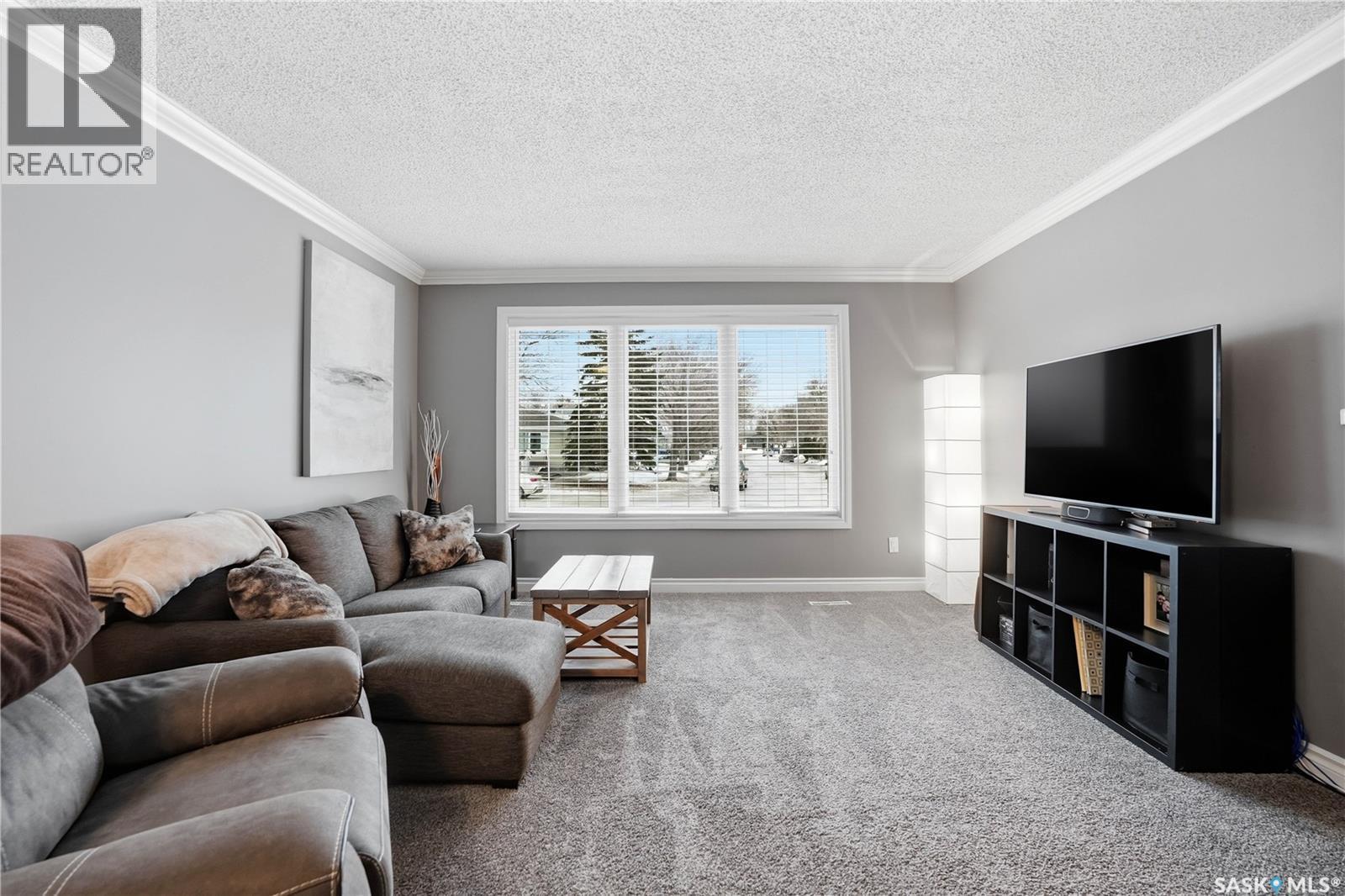 83 Carter Crescent, Regina, SK - Indoor Photo Showing Living Room