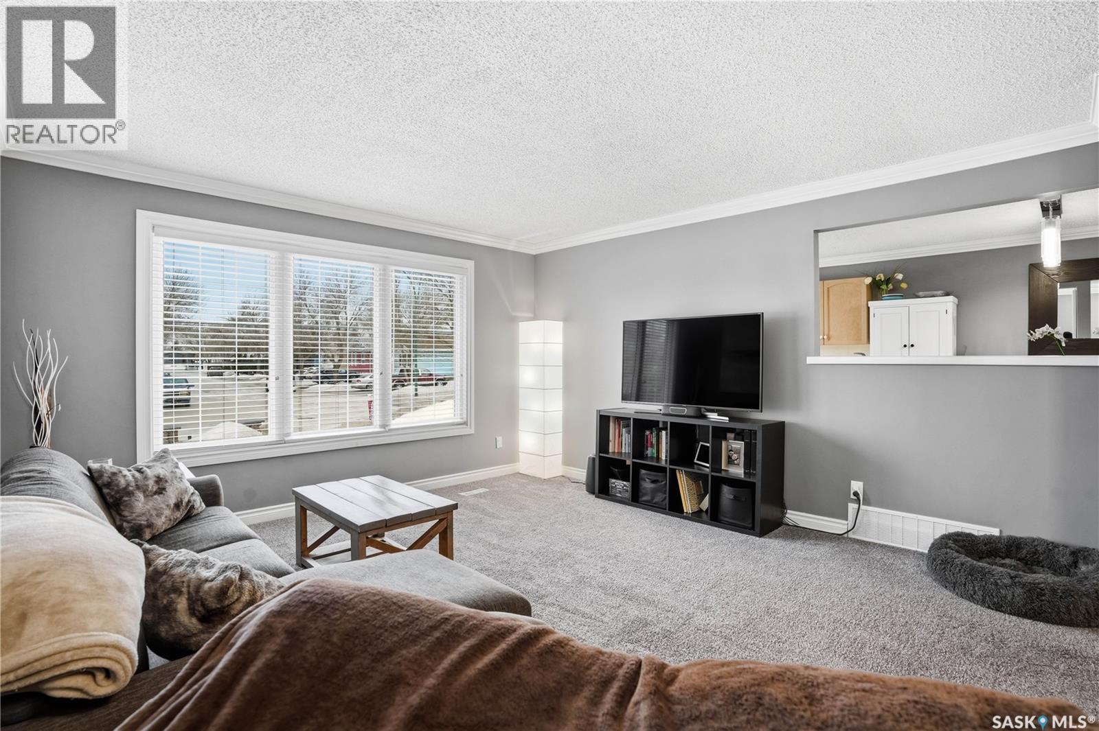 83 Carter Crescent, Regina, SK - Indoor Photo Showing Living Room