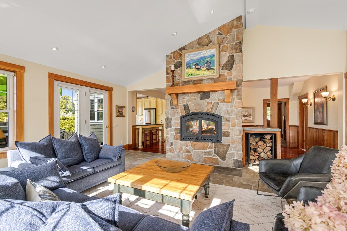 Salon - 41 Rue Mountain, Sutton, QC - Indoor Photo Showing Living Room With Fireplace