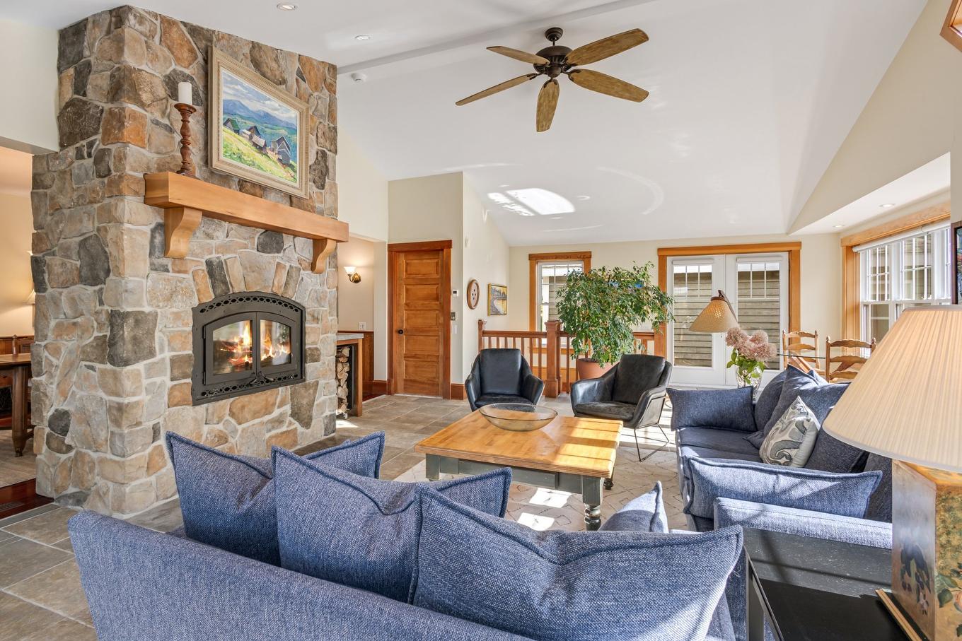 Salon - 41 Rue Mountain, Sutton, QC - Indoor Photo Showing Living Room With Fireplace