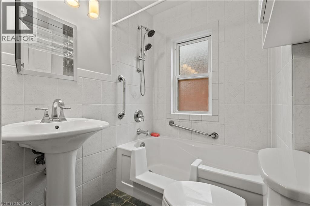 88 Gage Avenue S, Hamilton, ON - Indoor Photo Showing Bathroom
