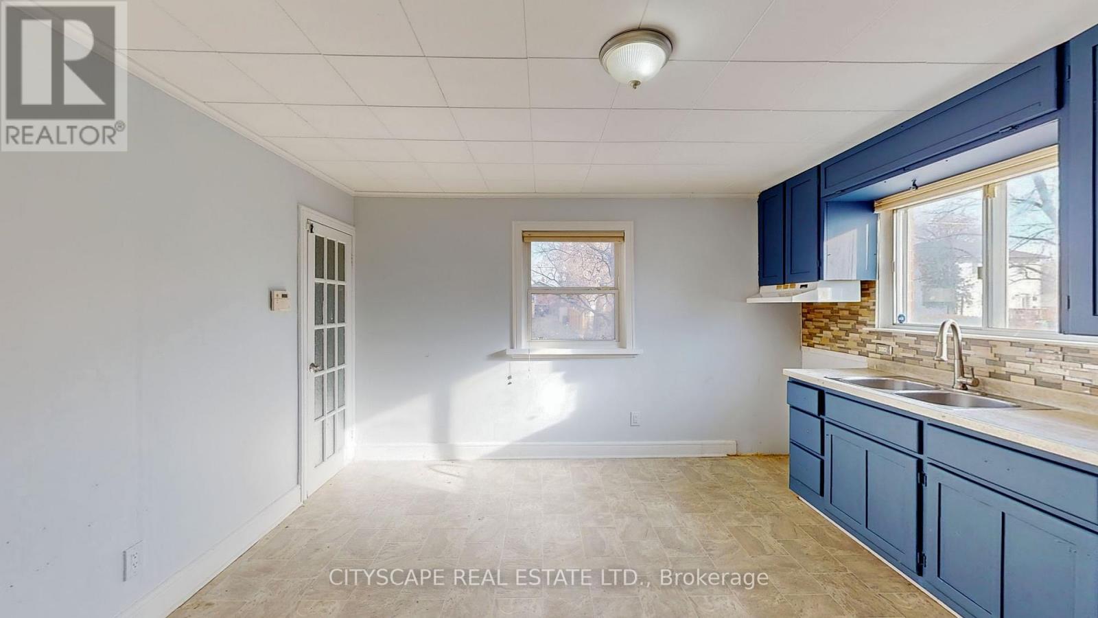 39 Woodward Avenue, Brampton, ON - Indoor Photo Showing Kitchen With Double Sink