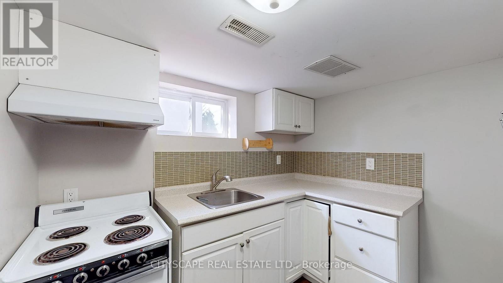 39 Woodward Avenue, Brampton, ON - Indoor Photo Showing Kitchen
