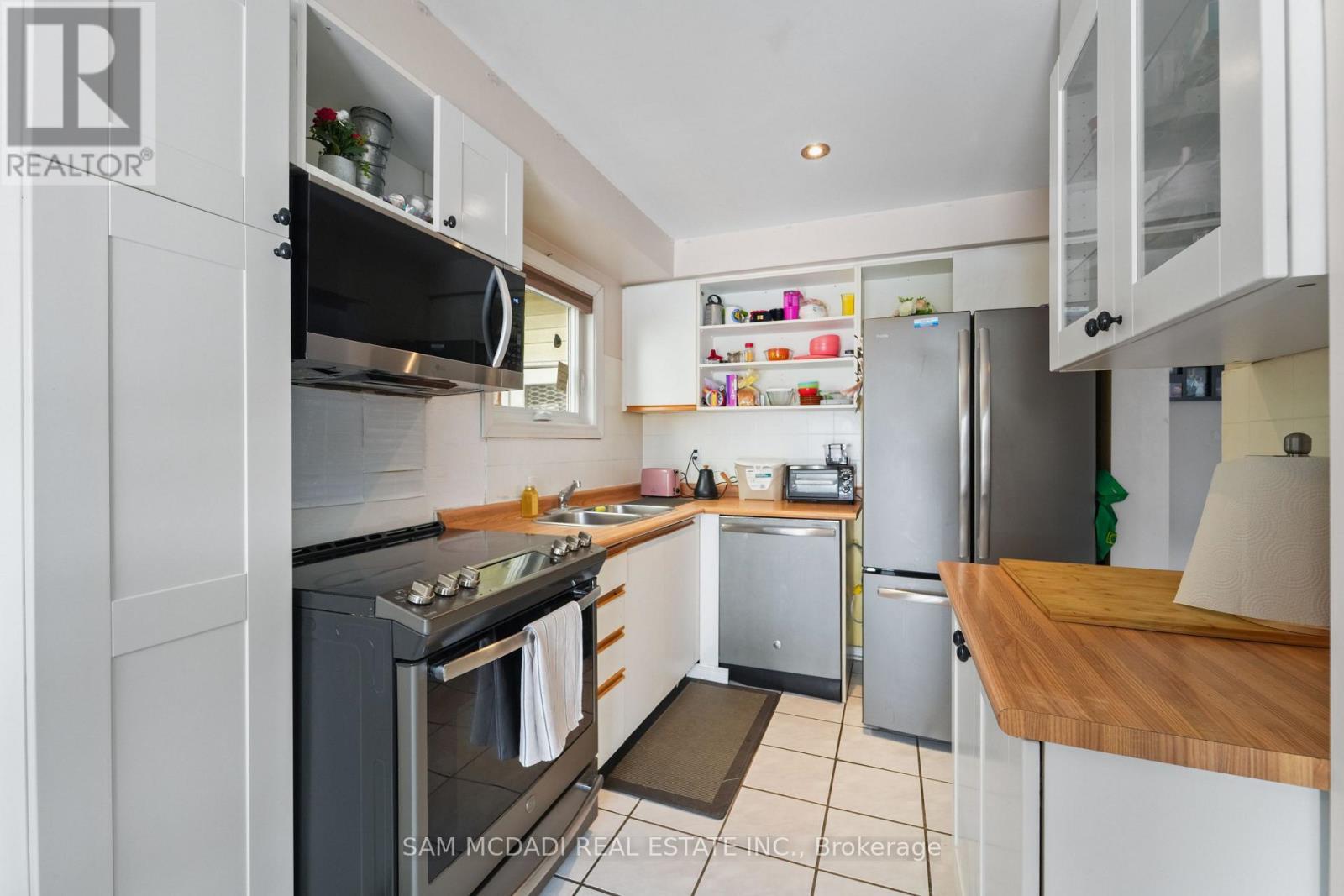3382 Nighthawk Trail, Mississauga, ON - Indoor Photo Showing Kitchen With Double Sink