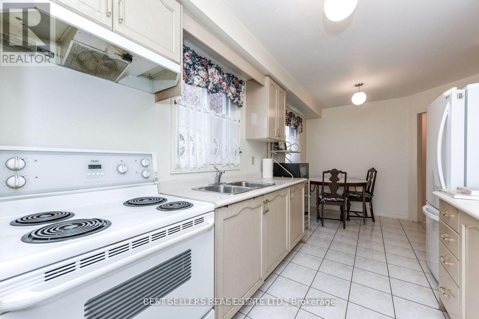 5439 Antrex Crescent, Mississauga, ON - Indoor Photo Showing Kitchen With Double Sink