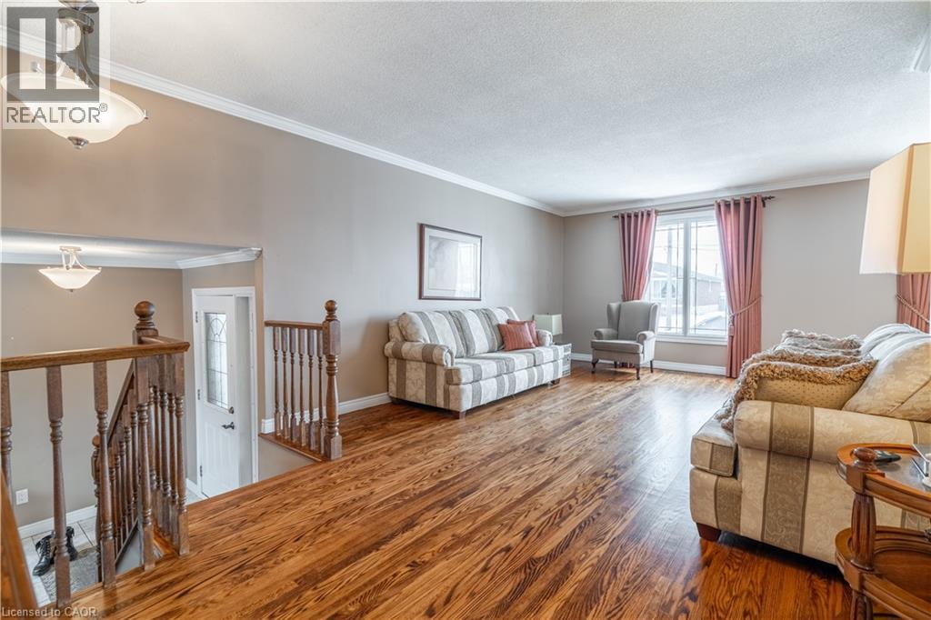 19 Valery Court, Hamilton, ON - Indoor Photo Showing Living Room