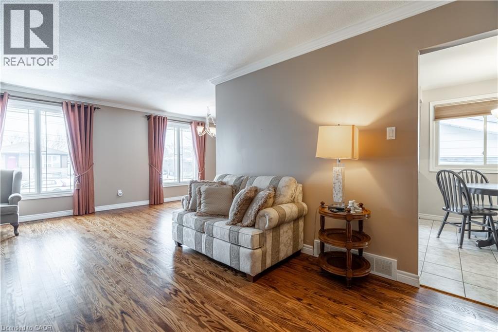 19 Valery Court, Hamilton, ON - Indoor Photo Showing Living Room