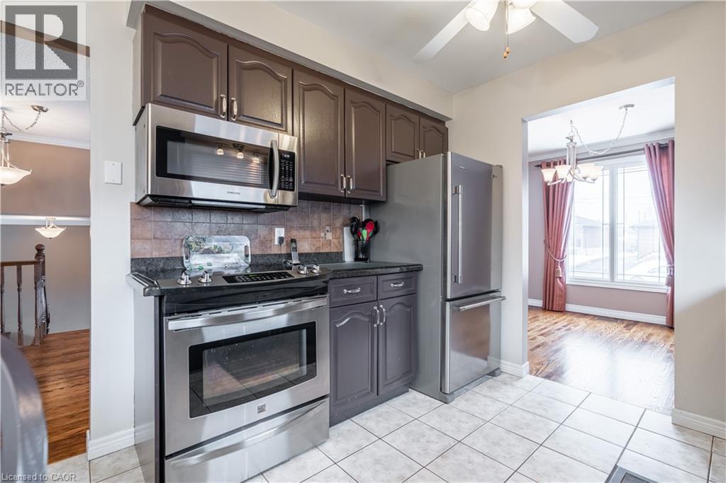 19 Valery Court, Hamilton, ON - Indoor Photo Showing Kitchen