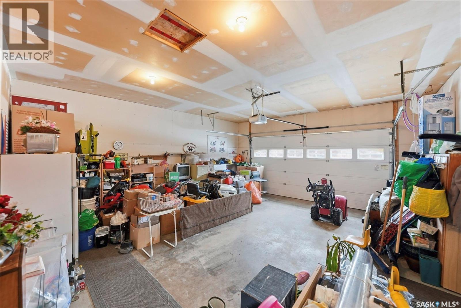 10 Meadows Place, Watrous, SK - Indoor Photo Showing Garage
