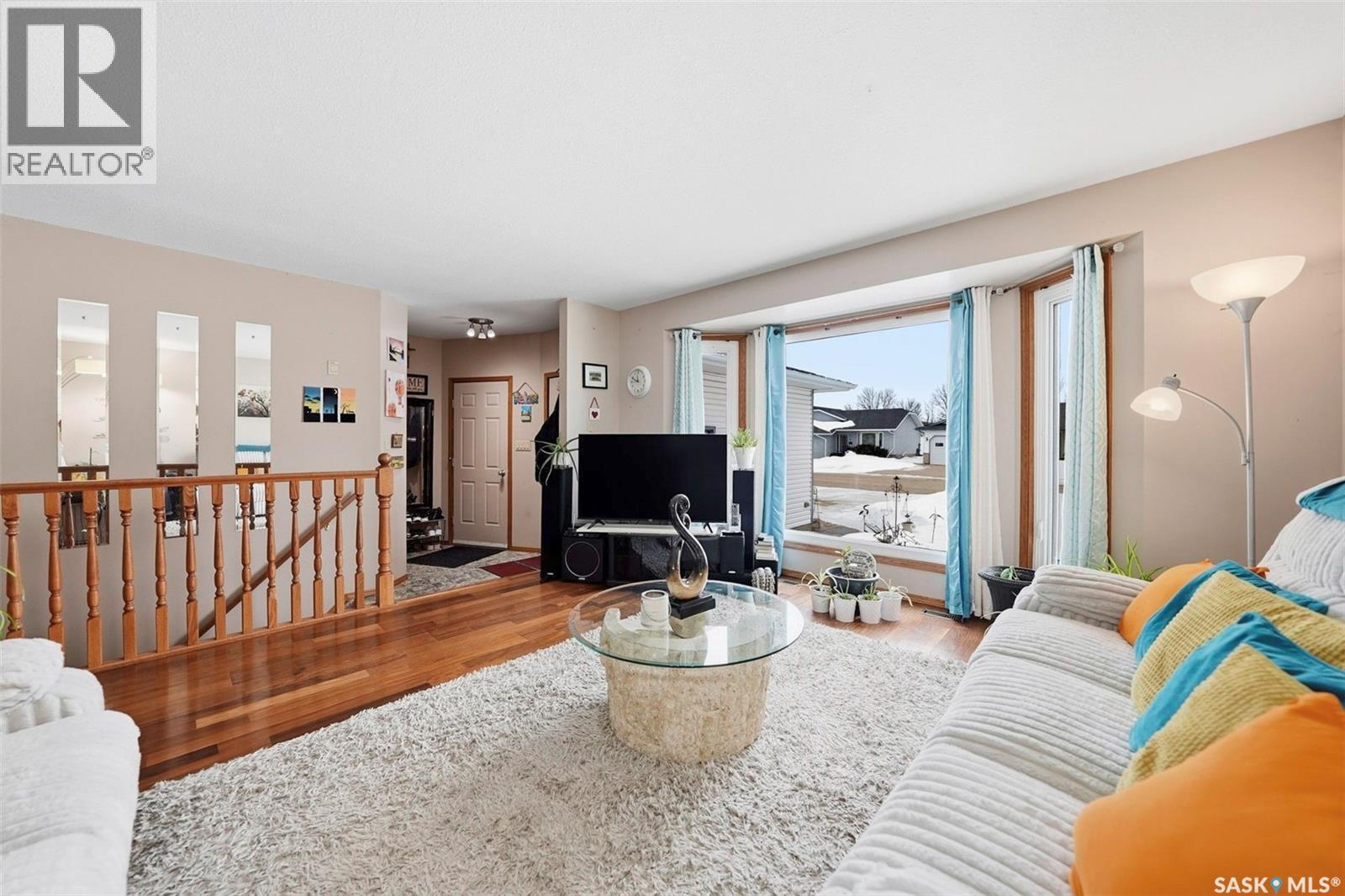 10 Meadows Place, Watrous, SK - Indoor Photo Showing Living Room