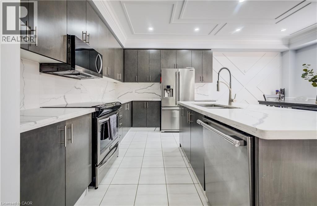 524 Linden Drive, Cambridge, ON - Indoor Photo Showing Kitchen With Upgraded Kitchen
