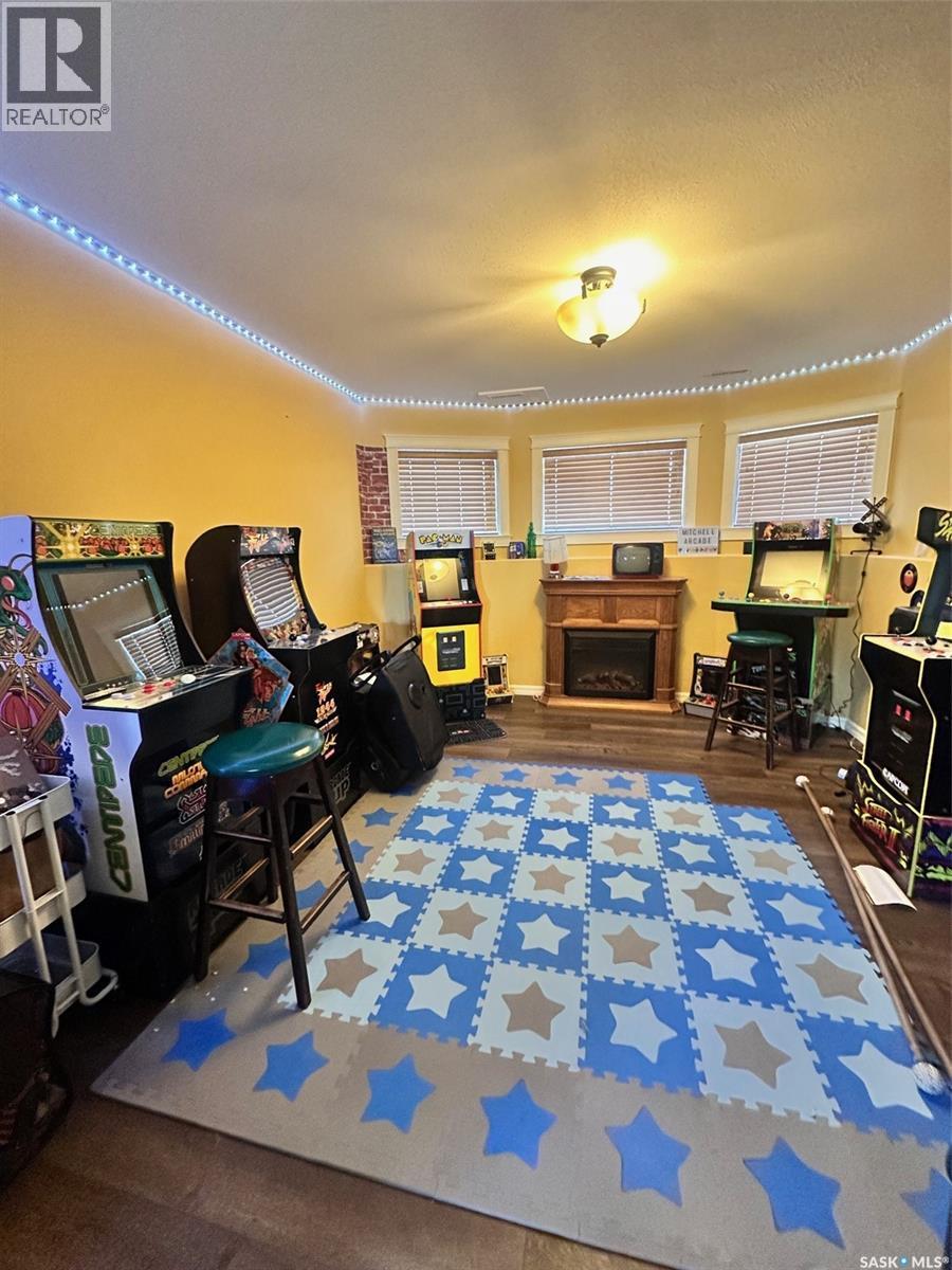 506 2Nd Avenue Place, Radisson, SK - Indoor With Fireplace