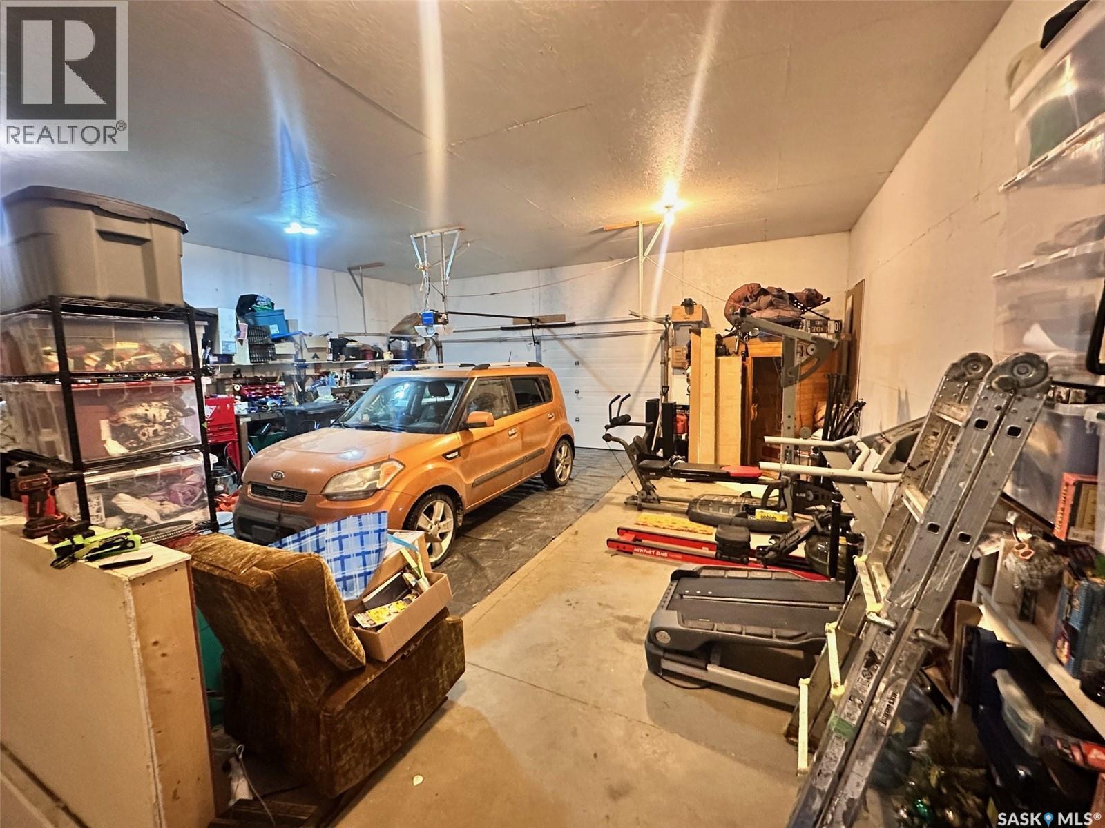 506 2Nd Avenue Place, Radisson, SK - Indoor Photo Showing Garage