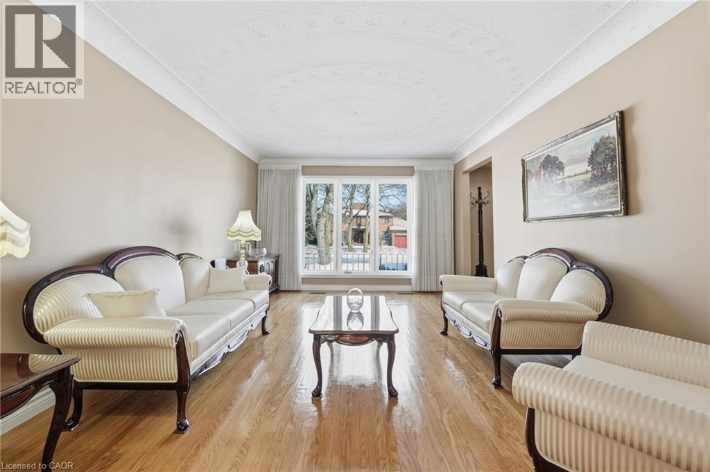 383 Scenic Drive, Hamilton, ON - Indoor Photo Showing Living Room