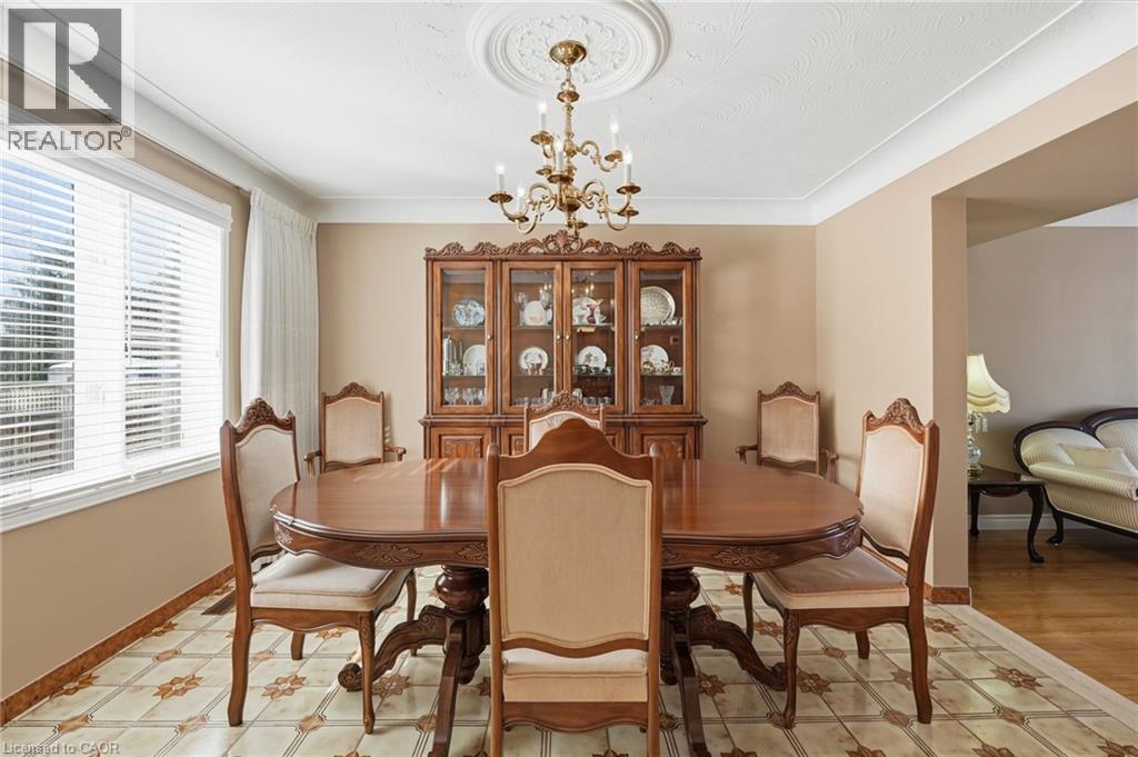 383 Scenic Drive, Hamilton, ON - Indoor Photo Showing Dining Room