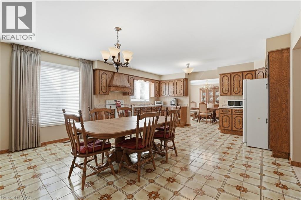 383 Scenic Drive, Hamilton, ON - Indoor Photo Showing Dining Room