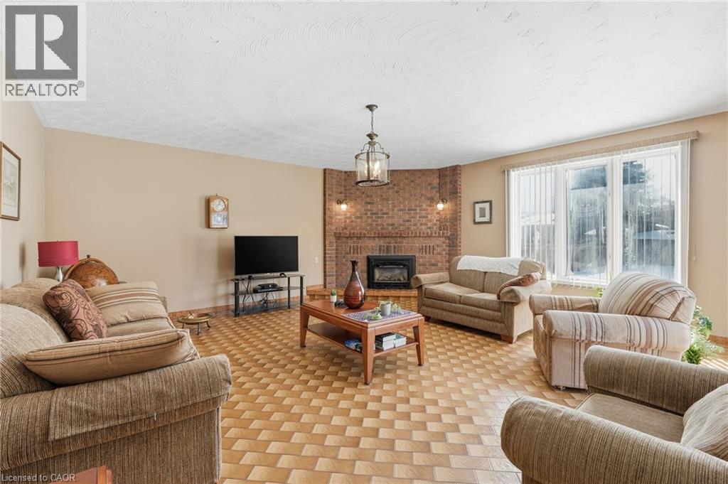 383 Scenic Drive, Hamilton, ON - Indoor Photo Showing Living Room With Fireplace