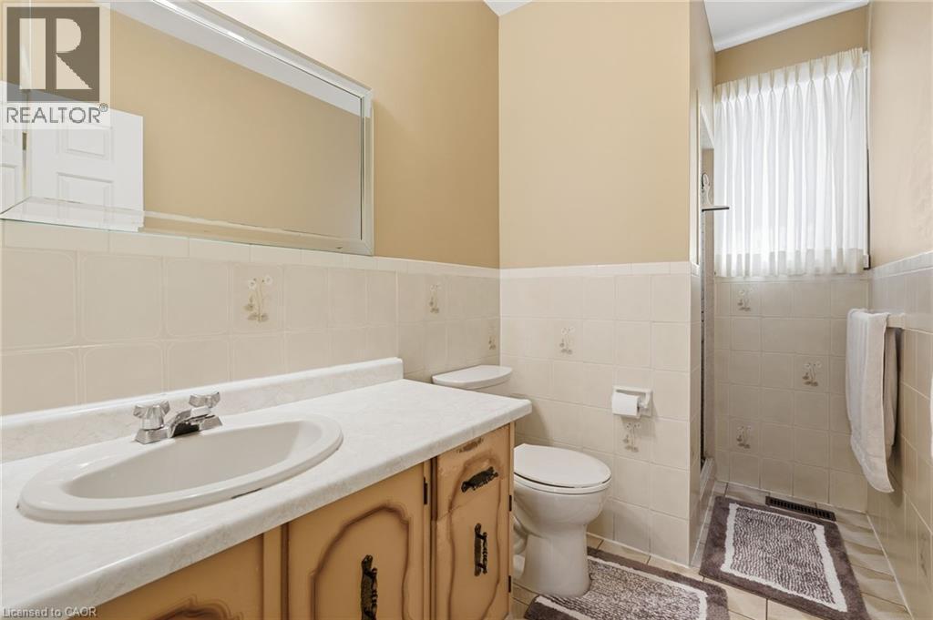 383 Scenic Drive, Hamilton, ON - Indoor Photo Showing Bathroom