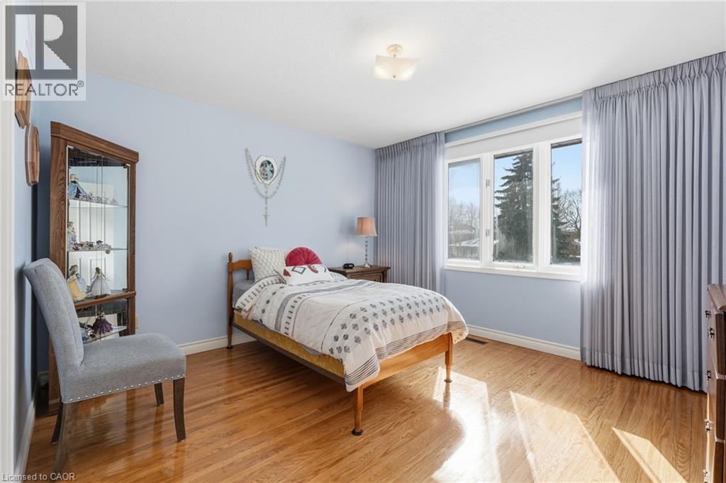 383 Scenic Drive, Hamilton, ON - Indoor Photo Showing Bedroom