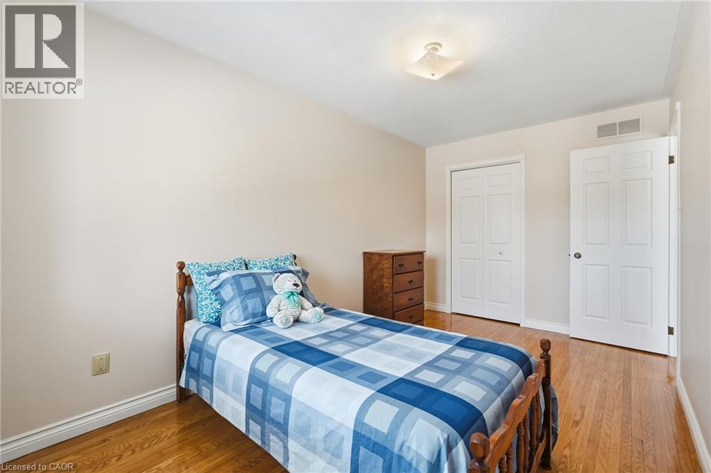 383 Scenic Drive, Hamilton, ON - Indoor Photo Showing Bedroom
