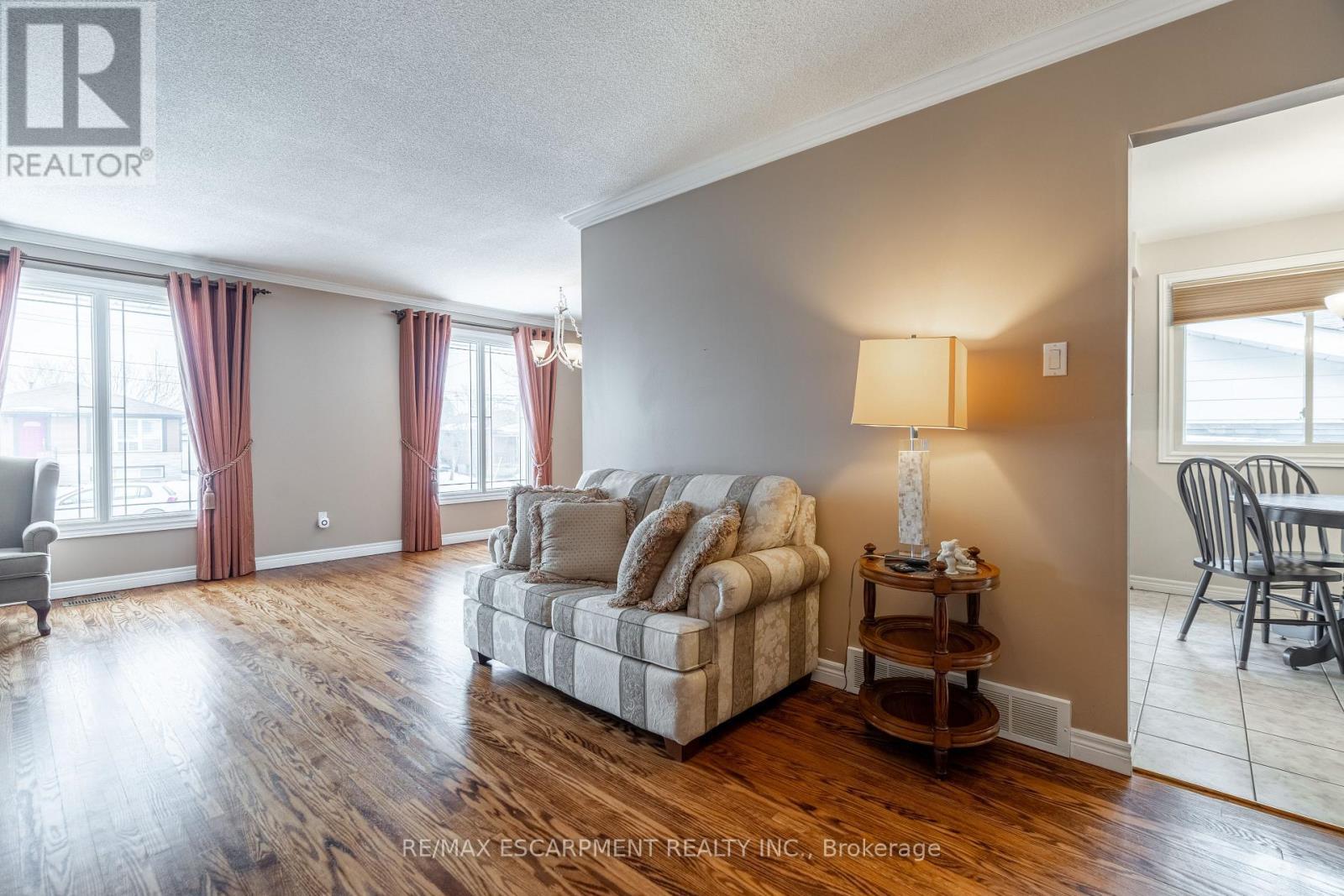 19 Valery Court, Hamilton, ON - Indoor Photo Showing Living Room