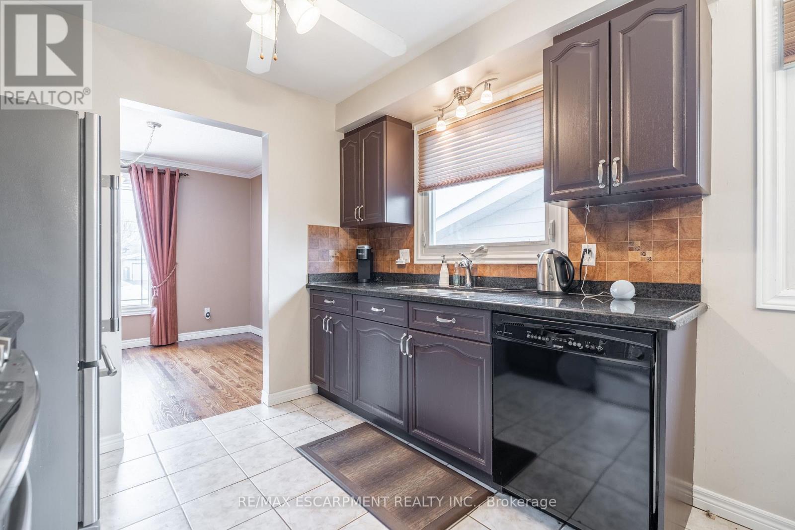19 Valery Court, Hamilton, ON - Indoor Photo Showing Kitchen With Double Sink