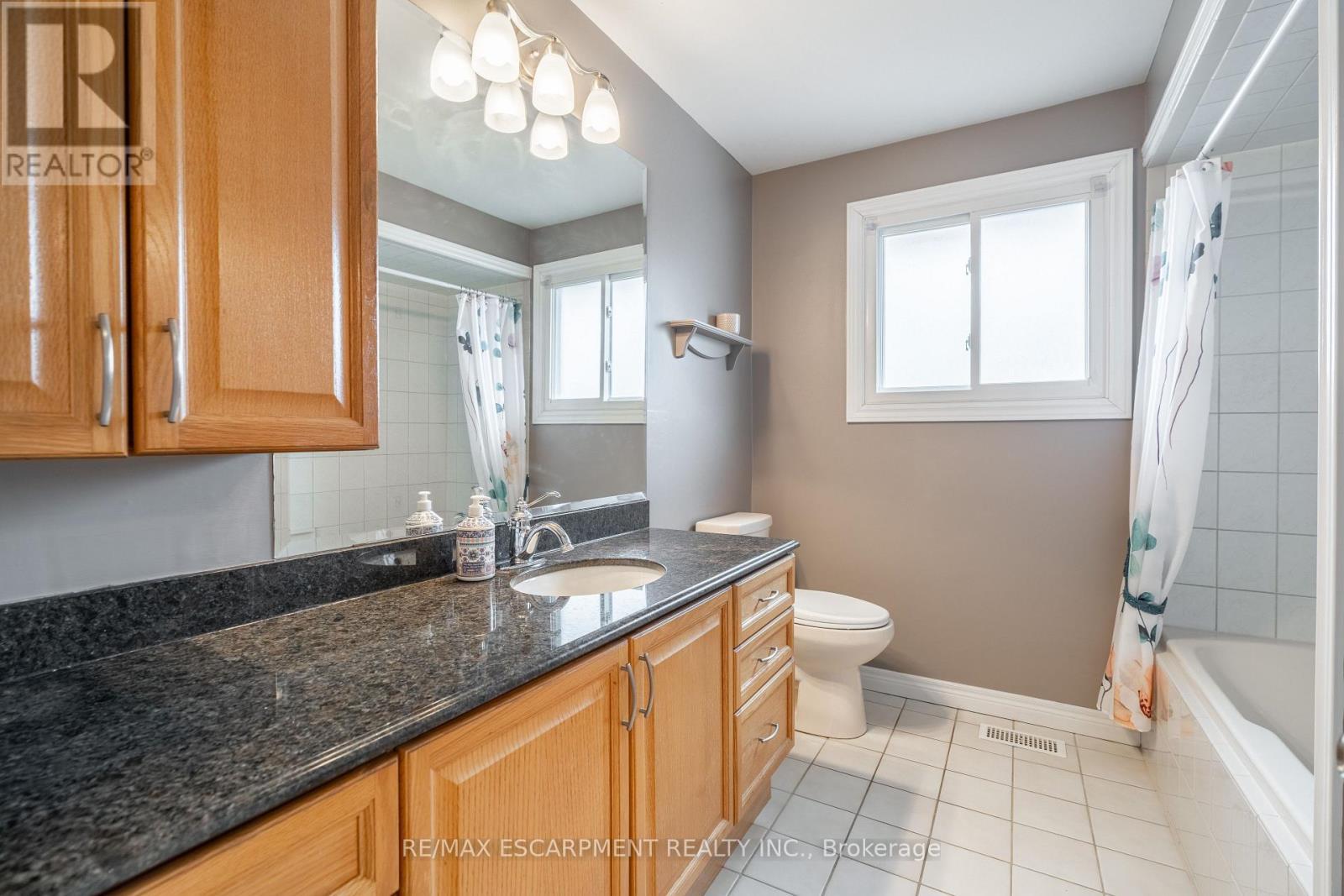 19 Valery Court, Hamilton, ON - Indoor Photo Showing Bathroom