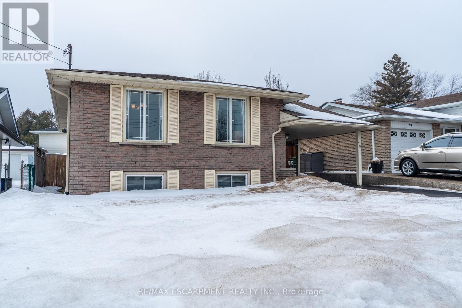 19 Valery Court, Hamilton, ON - Outdoor