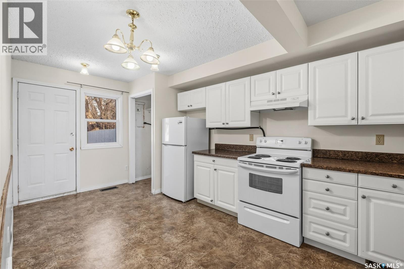 824-826 28Th Street E, Prince Albert, SK - Indoor Photo Showing Kitchen