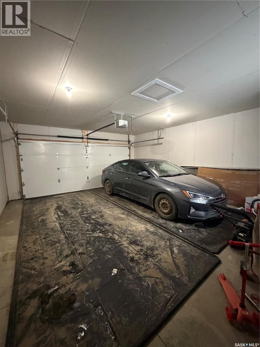 414 Ells Way, Saskatoon, SK - Indoor Photo Showing Garage