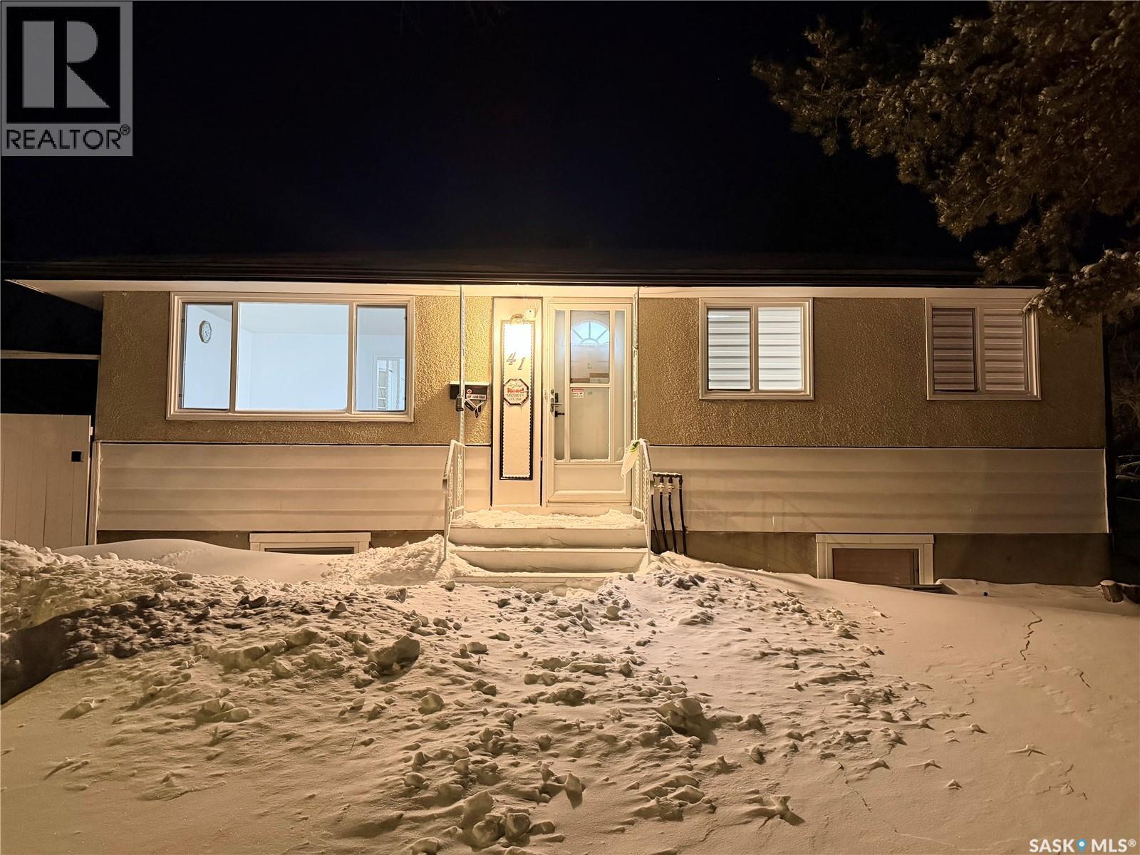 41 Cartier Crescent, Saskatoon, SK - Outdoor