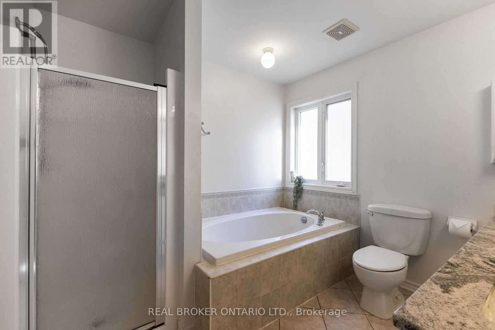 5-piece ensuite w/ soaker tub and walk-in shower - 2014 Jasper Avenue, Ottawa, ON - Indoor Photo Showing Bathroom