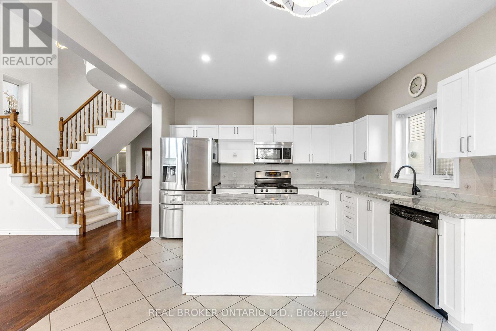 Abundant storage space - 2014 Jasper Avenue, Ottawa, ON - Indoor Photo Showing Kitchen