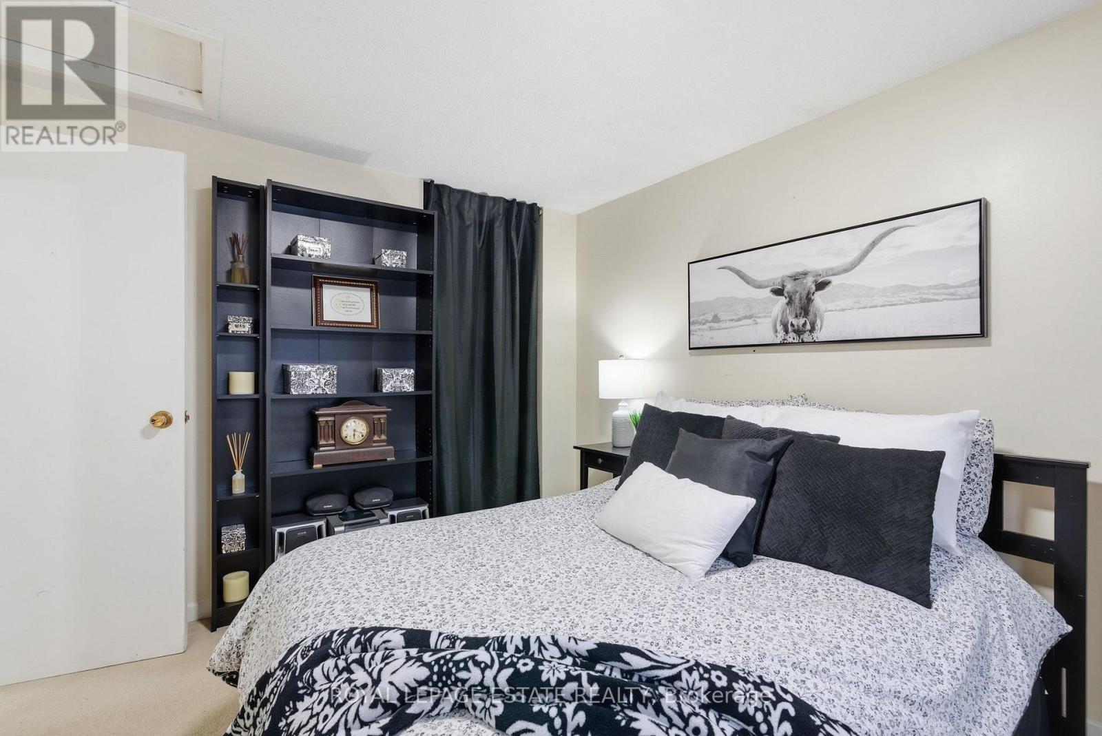 253 Michael Boulevard, Whitby, ON - Indoor Photo Showing Bedroom