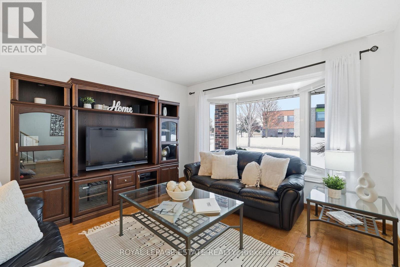 253 Michael Boulevard, Whitby, ON - Indoor Photo Showing Living Room