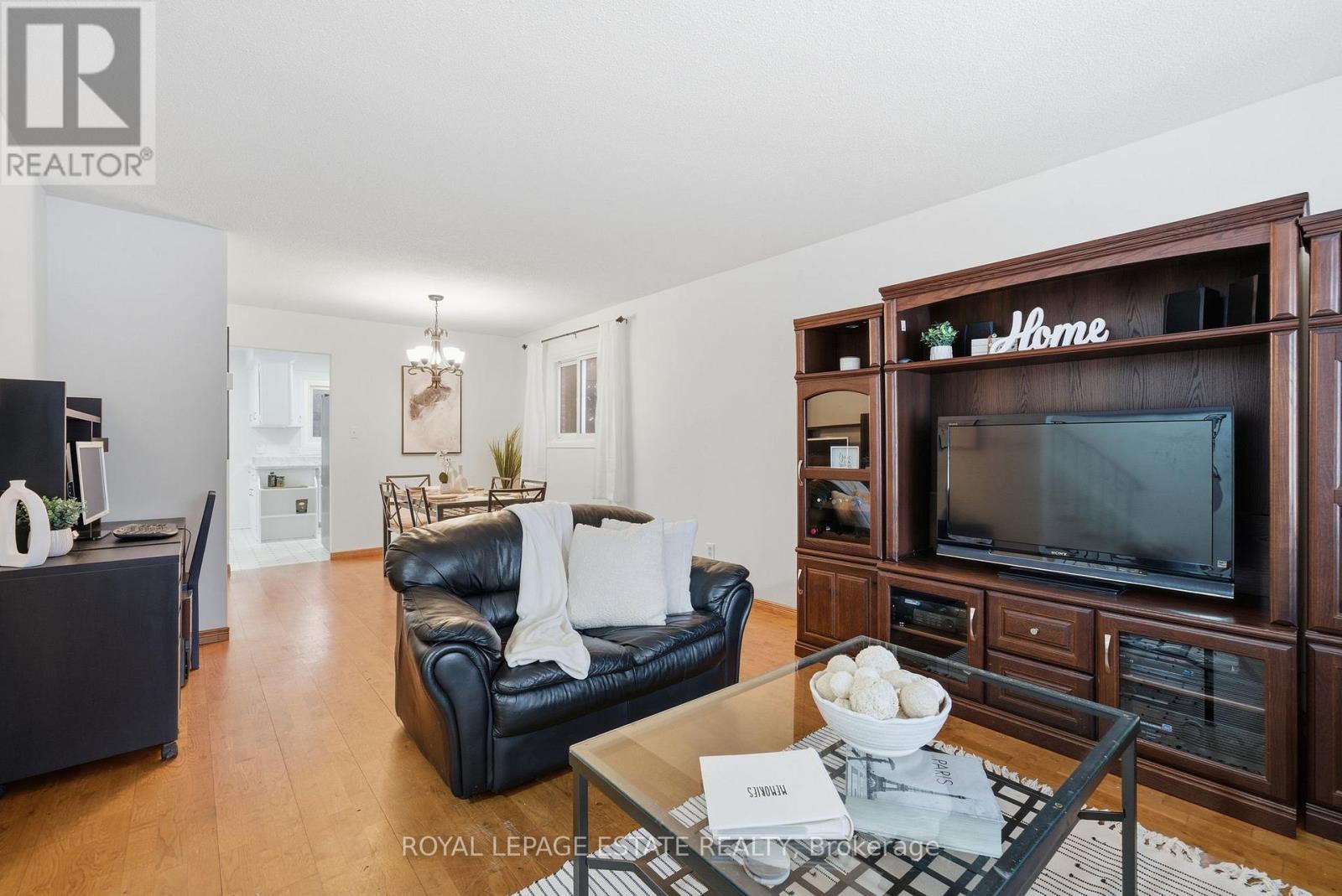 253 Michael Boulevard, Whitby, ON - Indoor Photo Showing Living Room